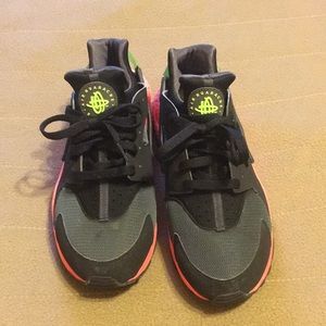 Nike Huaraches Men’s 8.5 Women’s 10